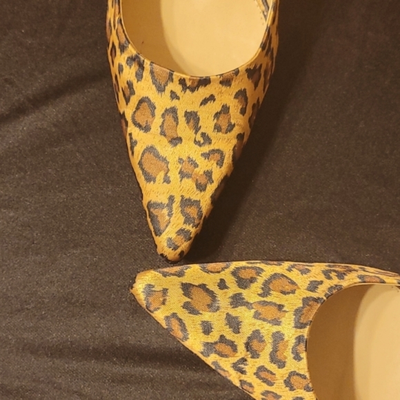Go Max: Leopard Print Pumps - Picture 6 of 9
